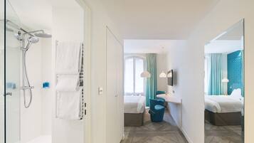 Amenidades de baño gratuitas, secadora de cabello, toallas