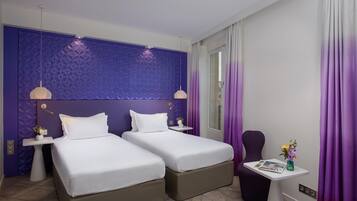 1 dormitorio, minibar, escritorio y cortinas opacas