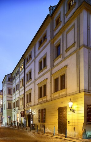 Fassade der Unterkunft – Abend/Nacht