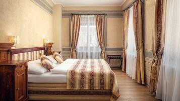 Junior Suite | Hypo-allergenic bedding available, minibar, in-room safe, desk