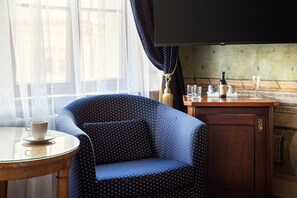 Enkeltrom | Allergitestet sengetøy, minibar, safe på rommet og skrivebord