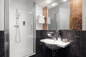 Đồ dùng nhà tắm miễn phí, máy sấy tóc, khăn tắm