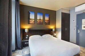 Habitación con 2 camas individuales | 2 dormitorios, ropa de cama de alta calidad, caja fuerte y escritorio