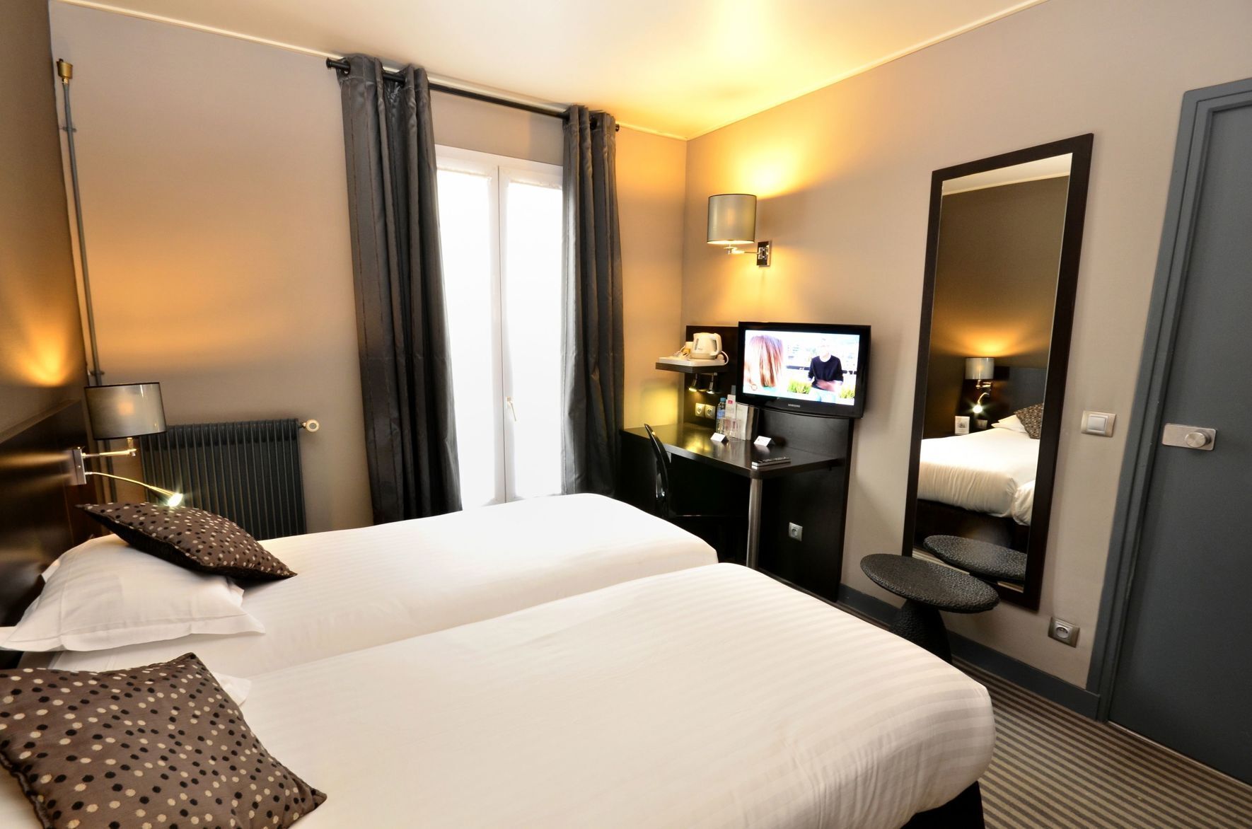 Premium bedding, in-room safe, desk, free WiFi