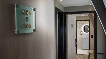 Quarto, 2 quartos | Roupas de cama premium, frigobar, cofres nos quartos, escrivaninha