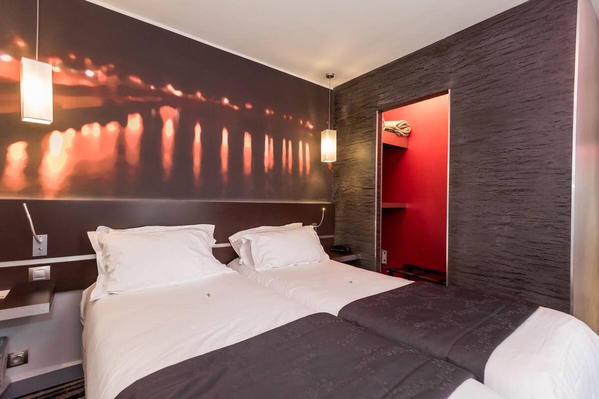 Habitación con 2 camas individuales | Ropa de cama de alta calidad, caja fuerte, escritorio