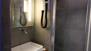 Een douche, gratis toiletartikelen, een haardroger, handdoeken