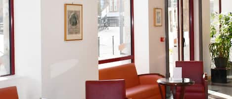 Coin salon dans le hall