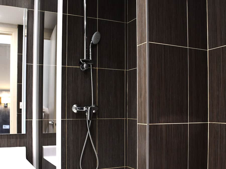 Quarto casal standard | Banheiro | Produtos de toalete grátis, secador de cabelo, toalhas de banho