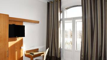 Quarto casal standard | Escrivaninha, Wi-Fi de cortesia, roupa de cama