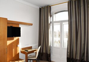 Standard Double Room | Desk, free WiFi, bed sheets - Hôtel Moderne (Arras)