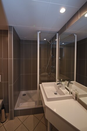 Quarto duplo standard | Banheiro | Produtos de toalete grátis, secador de cabelo, toalhas de banho 