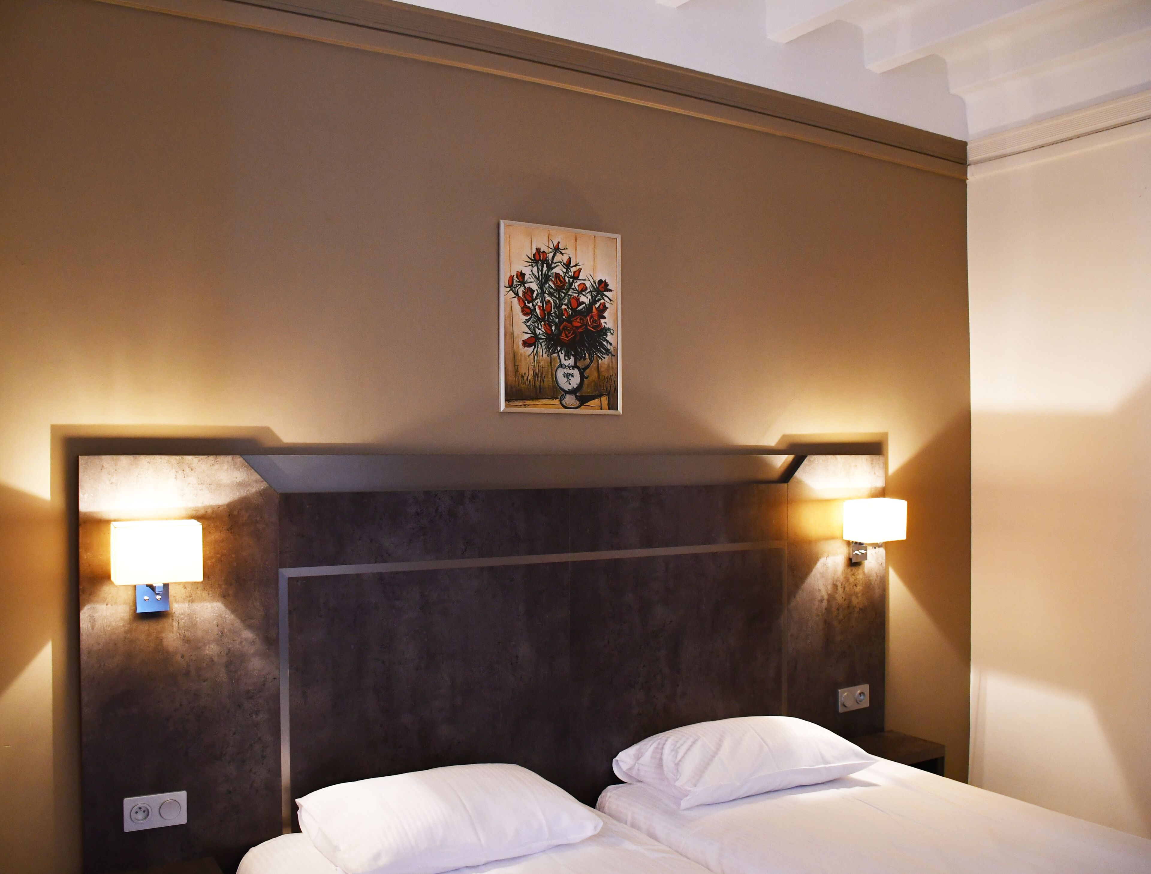 Escritorio, wifi gratis y ropa de cama 
