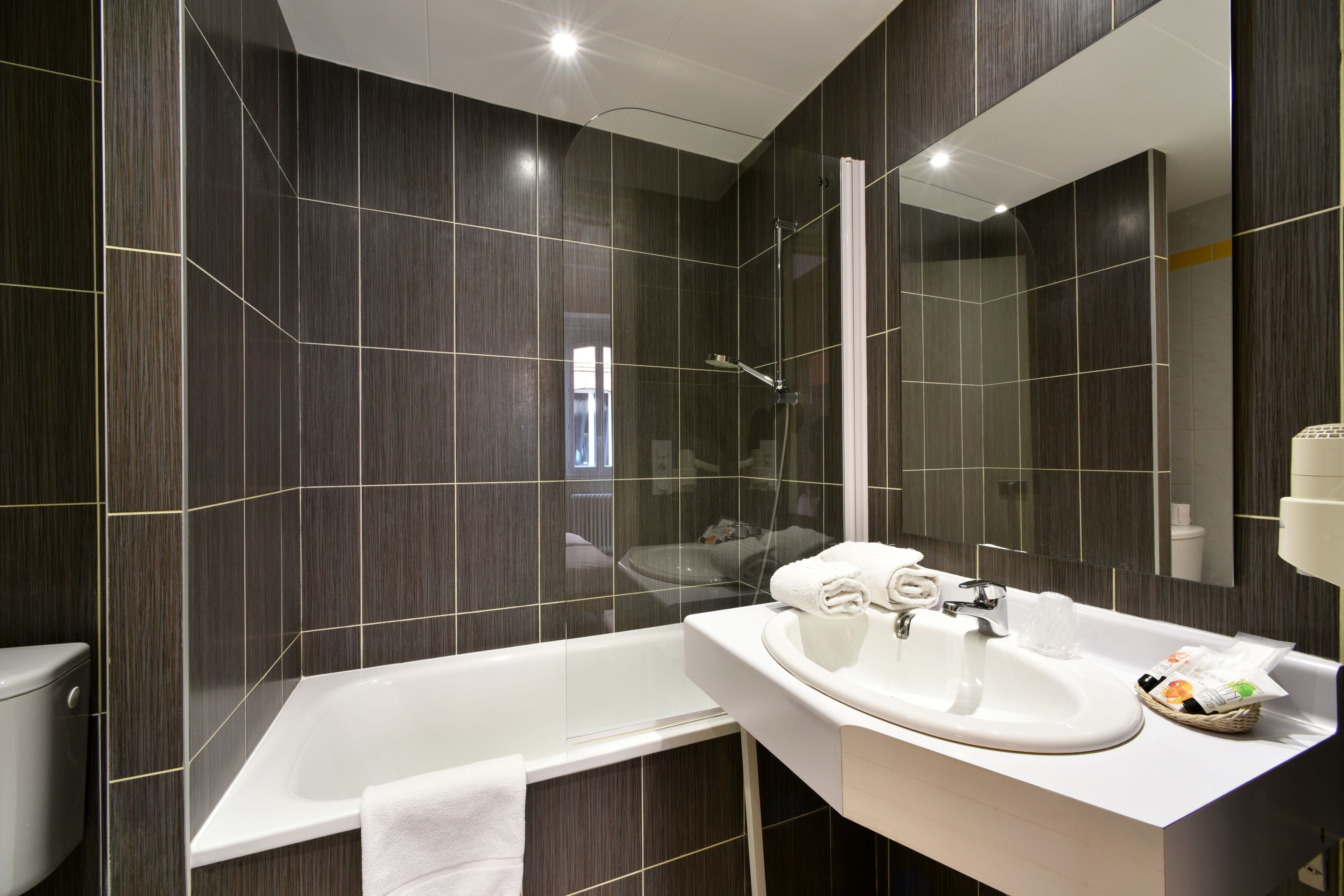 standard double room | bathroom | free toiletries, hair dryer, towels