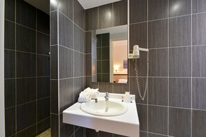 Basic Double or Twin Room | Bathroom | Free toiletries, hair dryer, towels
