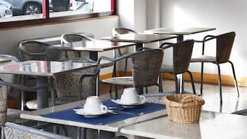 Sarapan ala kontinental setiap hari (EUR 14 per orang)