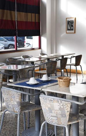 Tägliches kontinentales Frühstück (14 EUR pro Person)