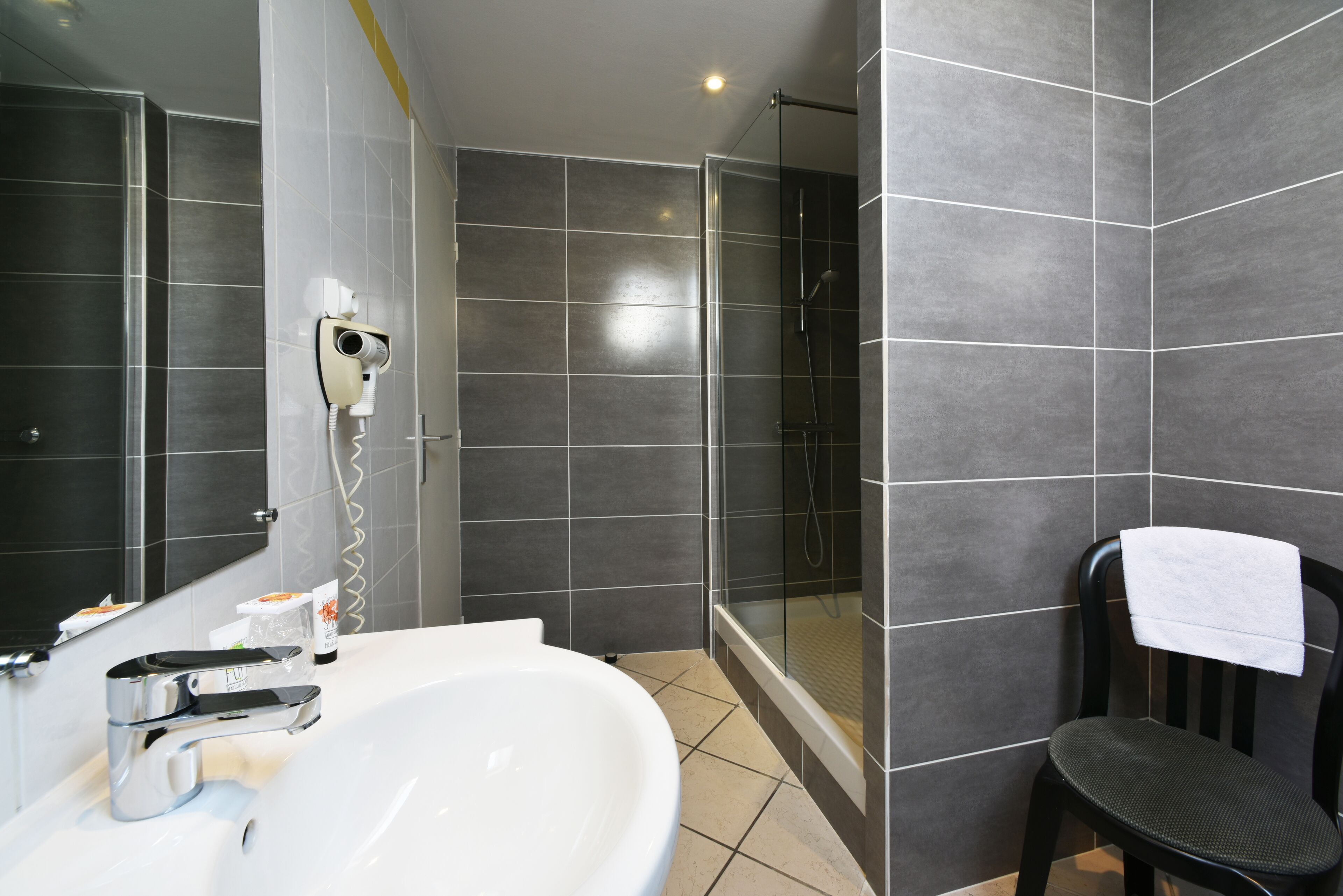classic triple room | bathroom | free toiletries, hair dryer, towels