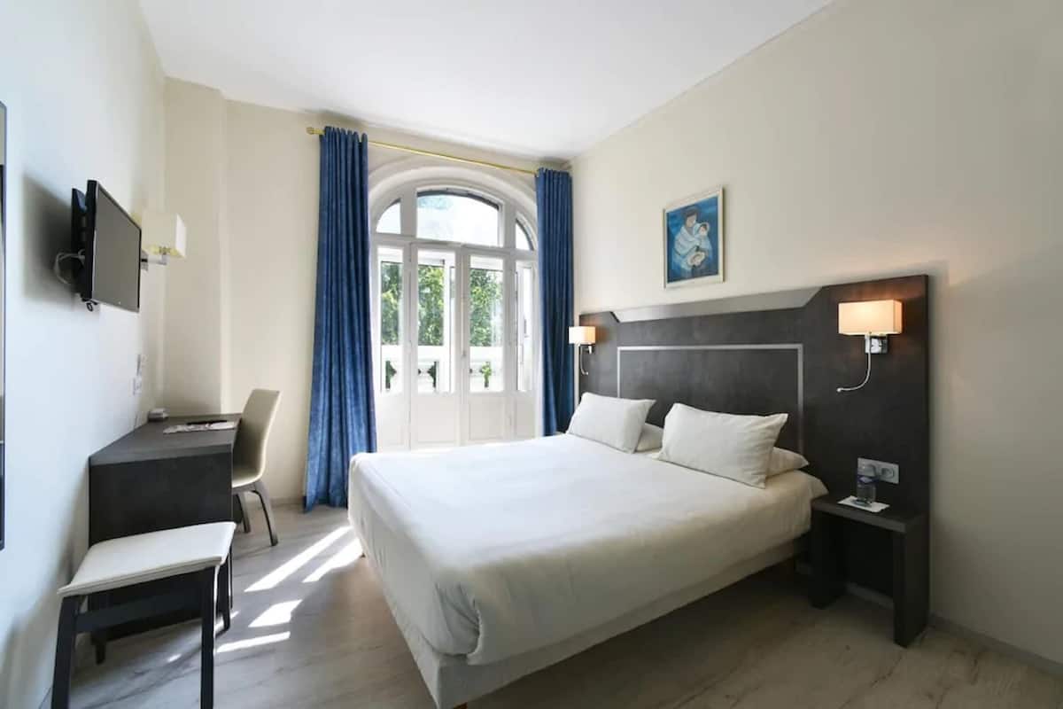Desk, free WiFi, bed sheets