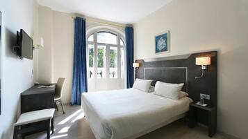 Een bureau, gratis wifi, beddengoed