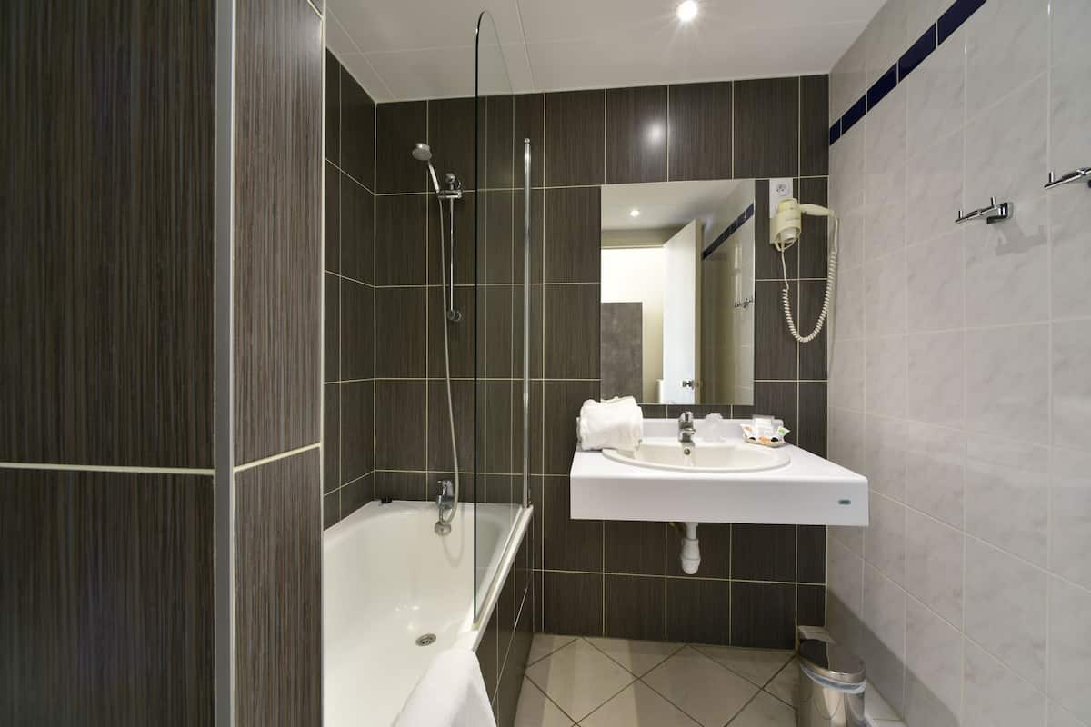 standard twin room | bathroom | free toiletries, hair dryer, towels