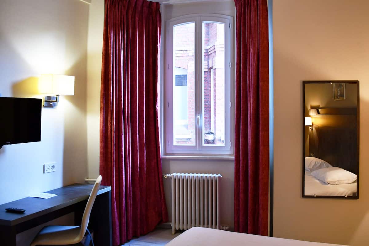 Standard Twin Room | Desk, free WiFi, bed sheets