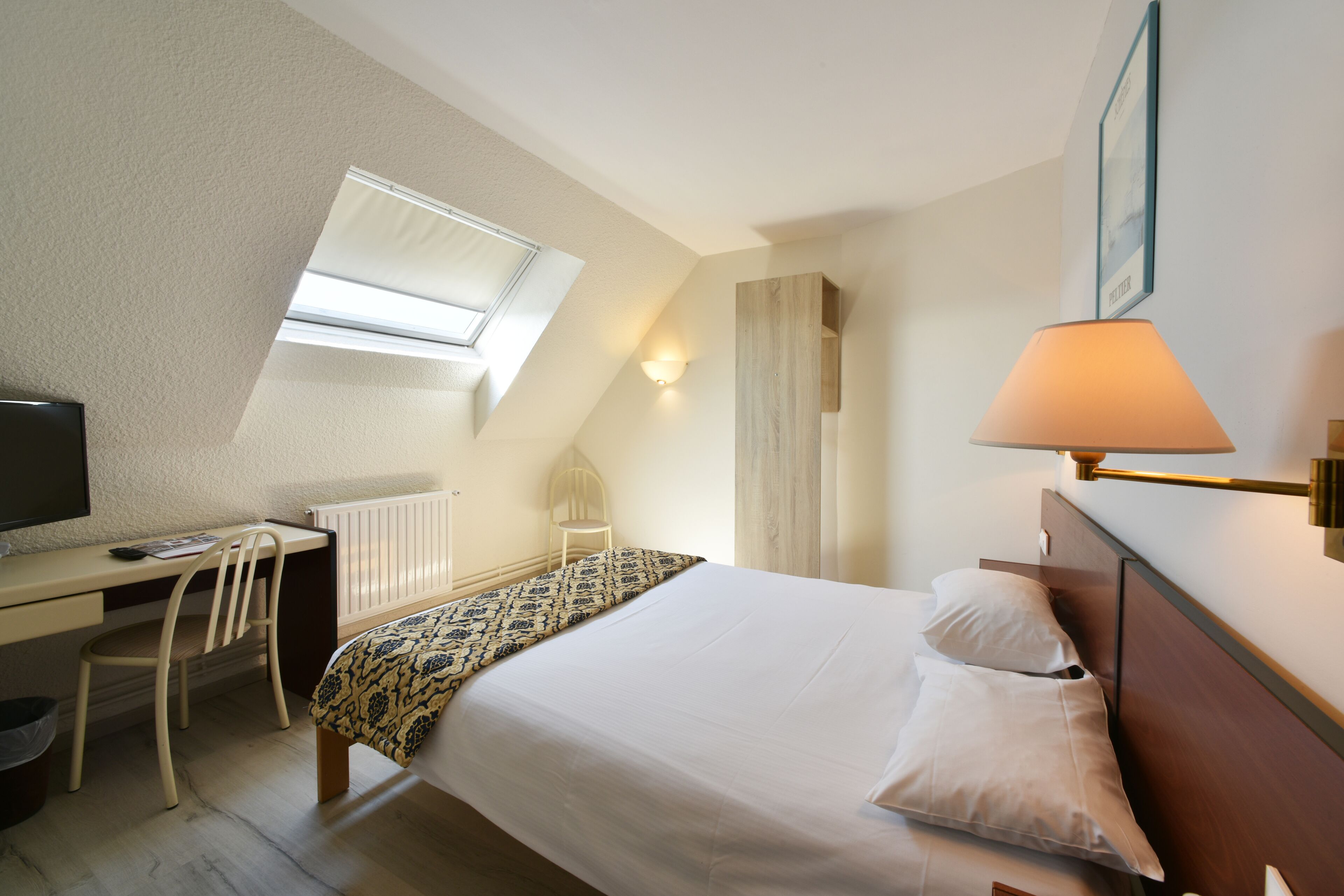 basic double or twin room | desk, free wifi, bed sheets