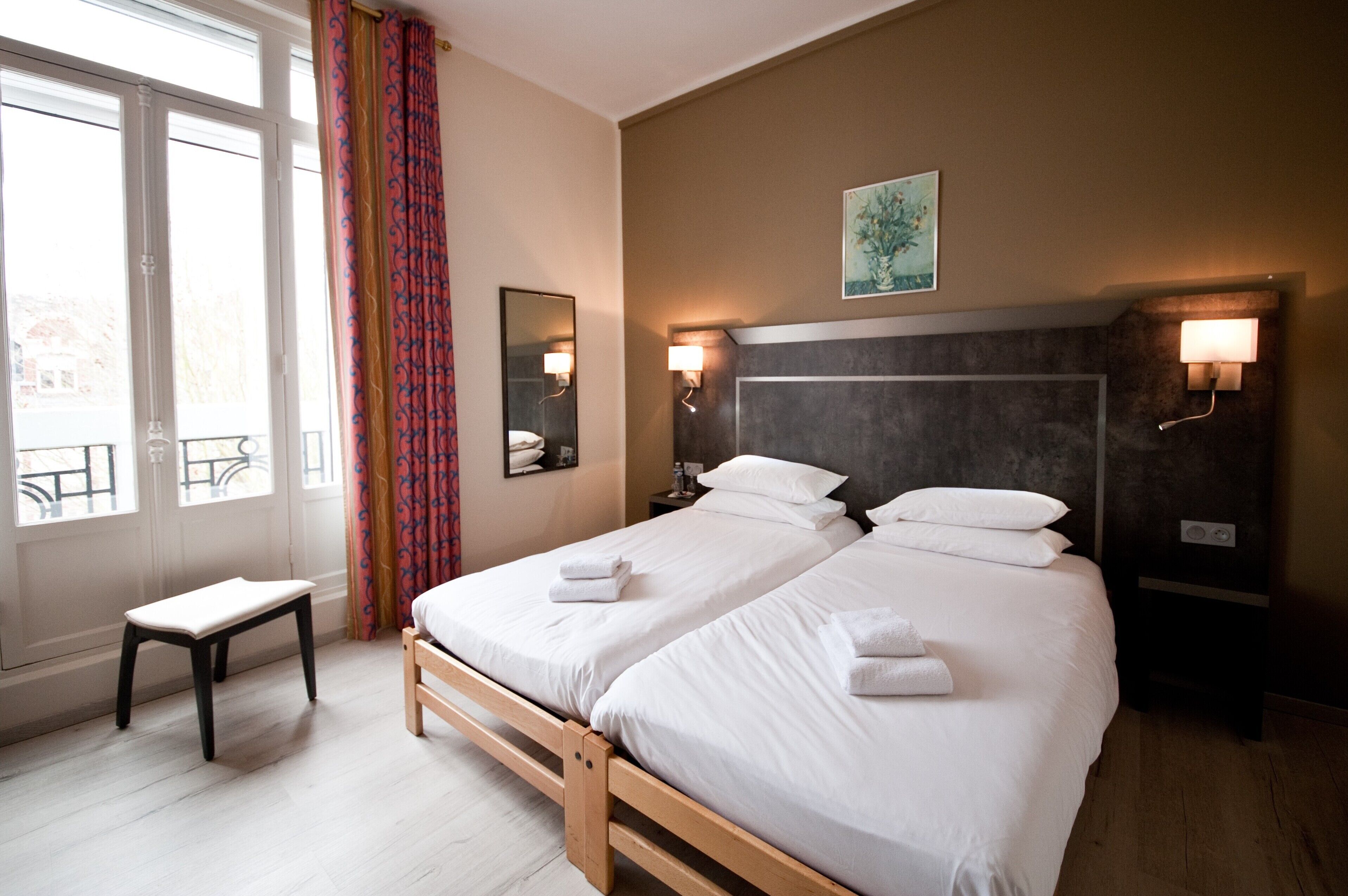 standard twin room | desk, free wifi, bed sheets