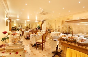 Tägliches Frühstücksbuffet (14 EUR pro Person)