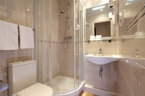 Free toiletries, hair dryer, towels - Hotel The Originals Paris Paix République (Paris)