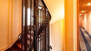 Eine prächtige Treppe mit aufwendiger Metallgeländer und einem Teppichbelag.