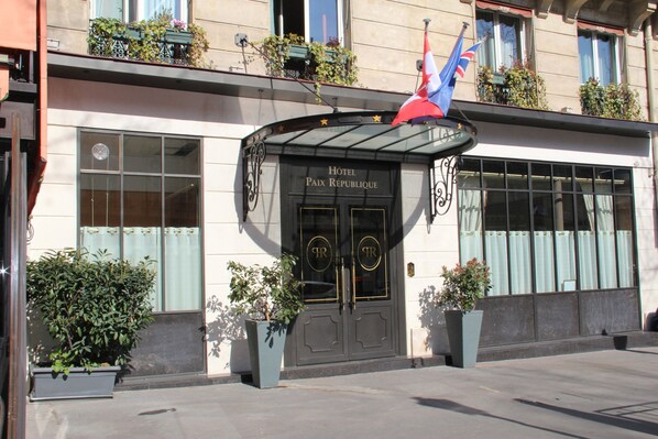 Exterior - Hotel The Originals Paris Paix République (Paris)