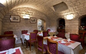 بوفيه فطور يوميًا بتكلفة قدرها (12 EUR للشخص)