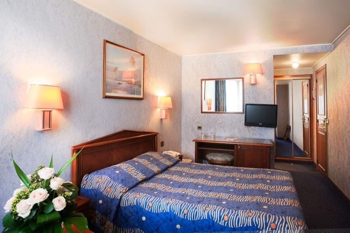 Minibar, Zimmersafe, individuell dekoriert, Schreibtisch