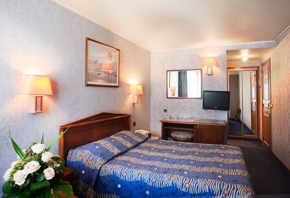 ميني بار وخزنة داخل الغرفة وبديكورات فريدة لكل غرفة ومكتب