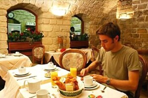 Desayuno buffet todos los días (con cargo) 