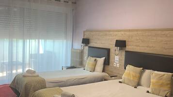 Chambre Triple | Bureau, Wi-Fi gratuit, draps fournis