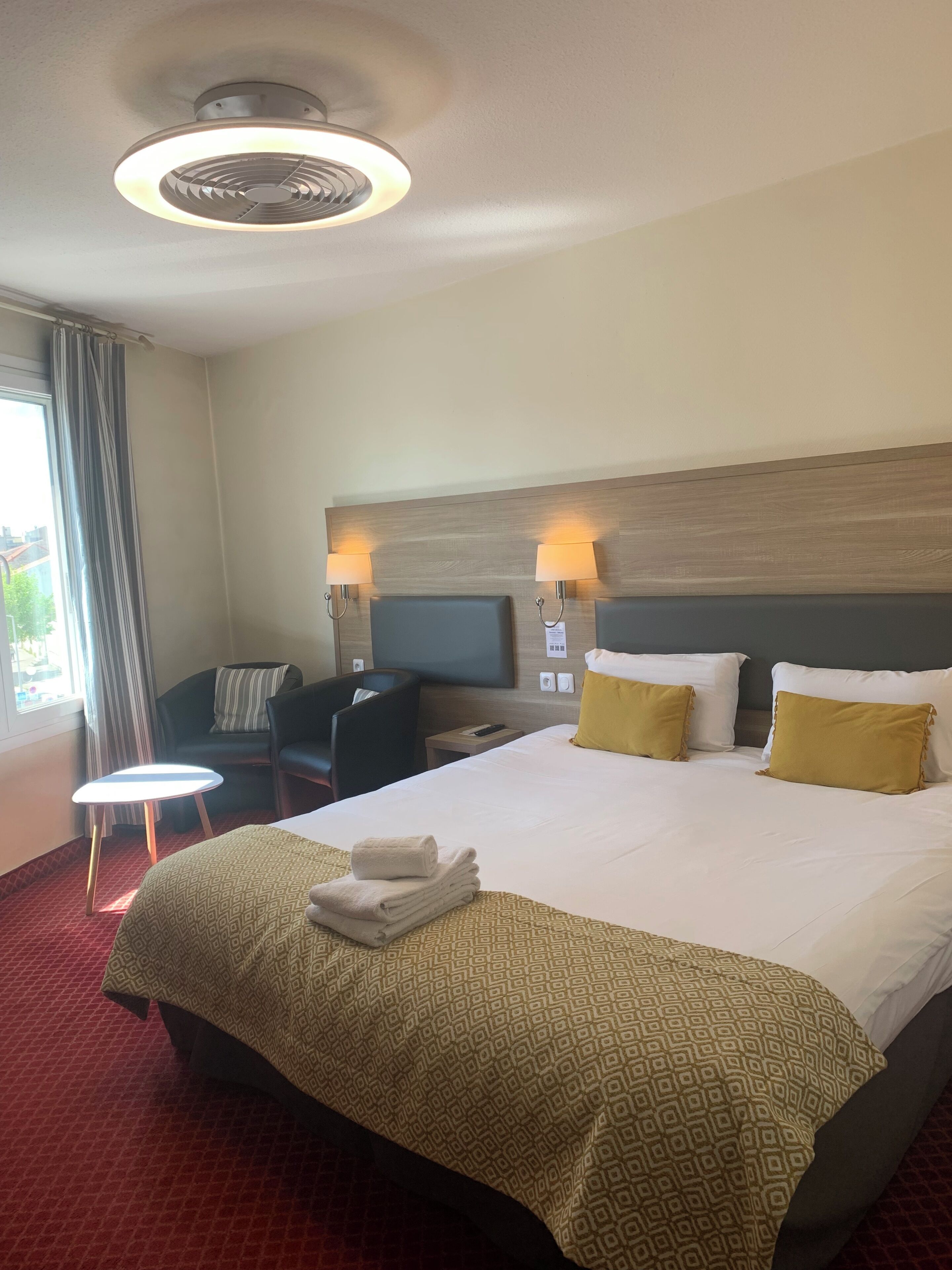 double room | desk, free wifi, bed sheets, wheelchair access