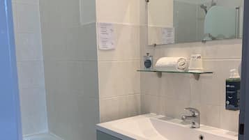 Habitación estándar con 2 camas individuales, 2 camas individuales | Baño | Secador de pelo y toallas
