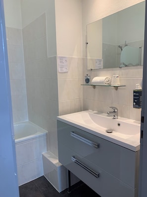 Standard Twin Room, 2 Twin Beds | Bathroom | Hair dryer, towels