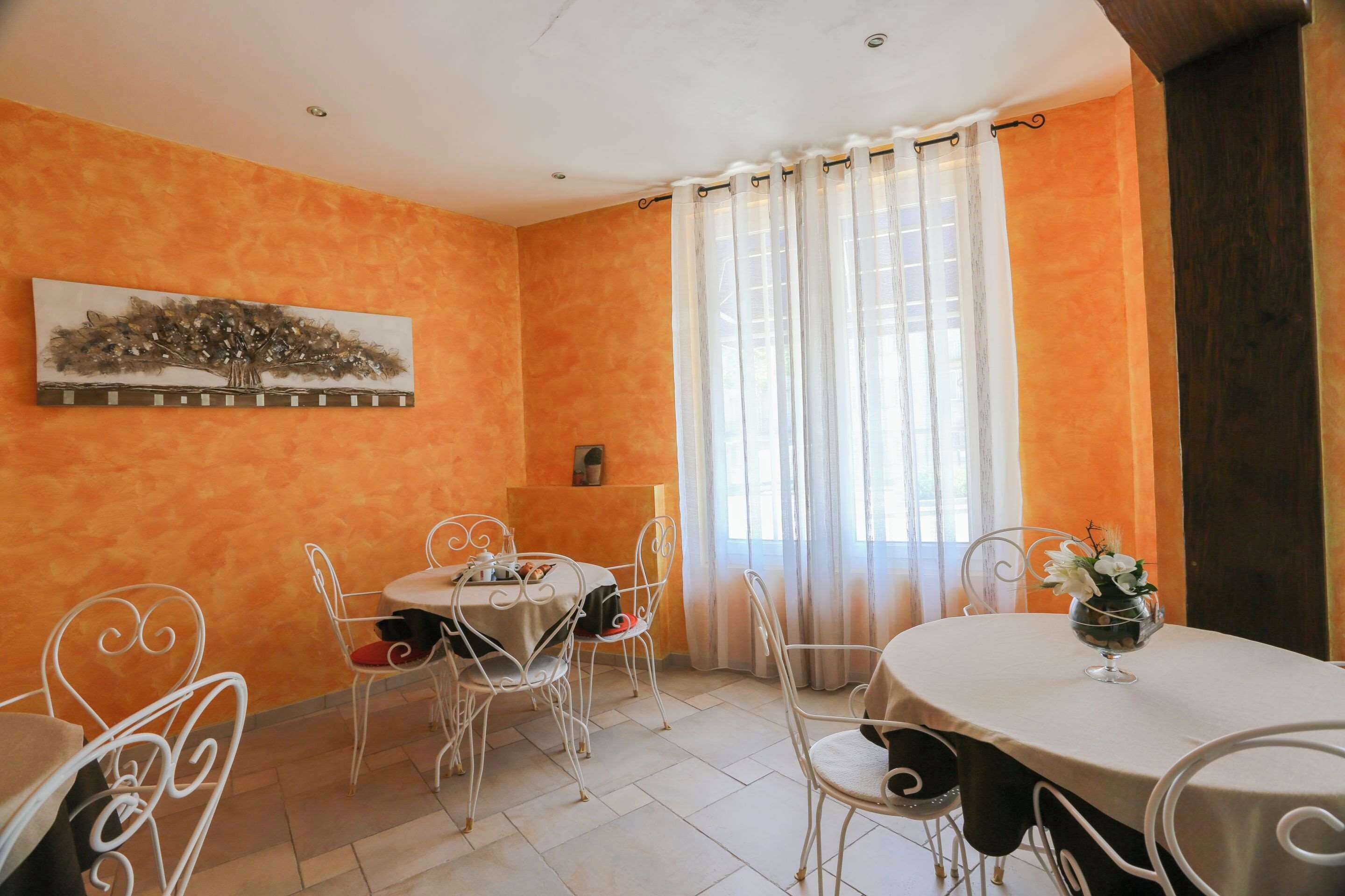 desk, free wifi, bed sheets, wheelchair access