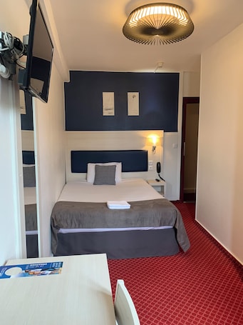 Escritorio, wifi gratis, ropa de cama y acceso para silla de ruedas