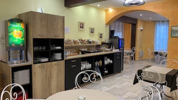 Se ofrece un desayuno bufé (9.50 EUR por persona)