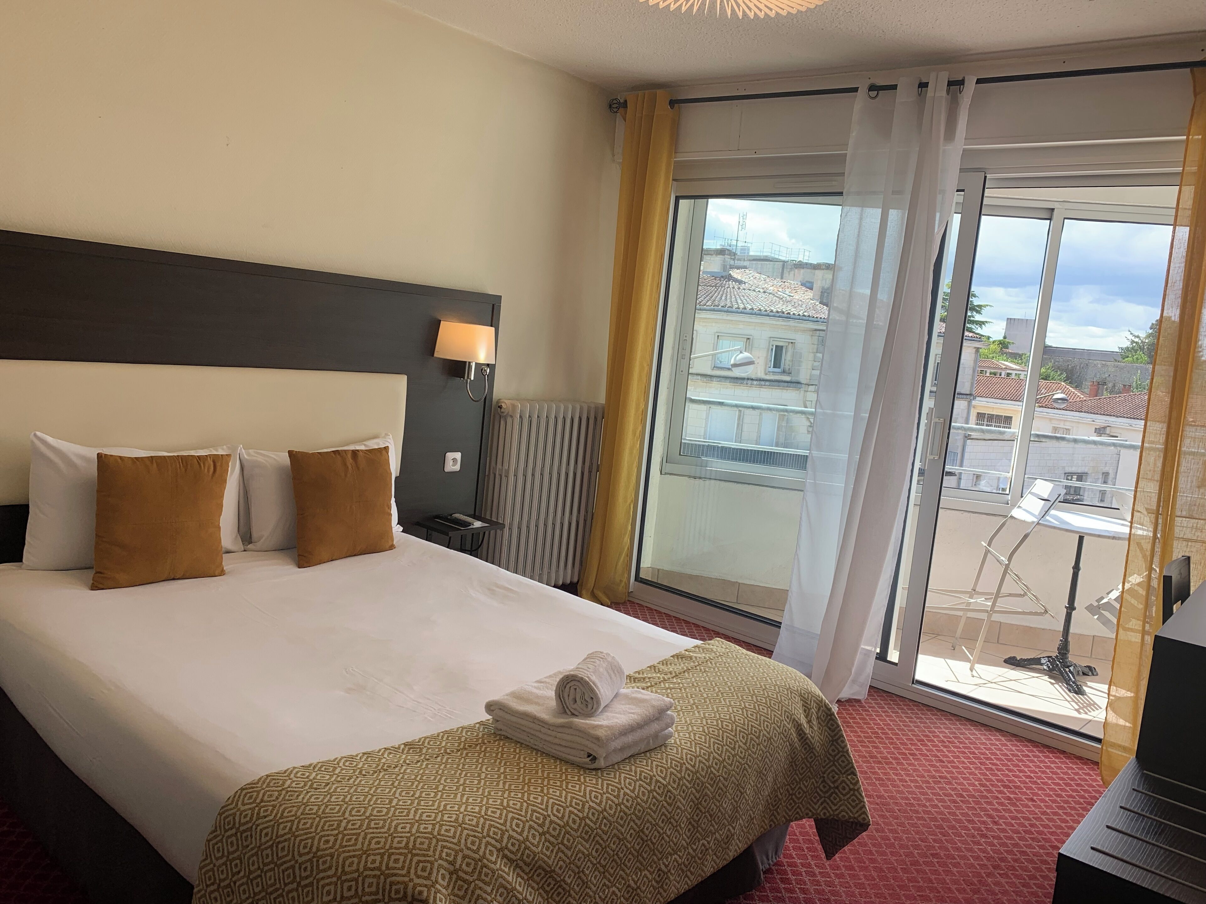 double room | desk, free wifi, bed sheets, wheelchair access