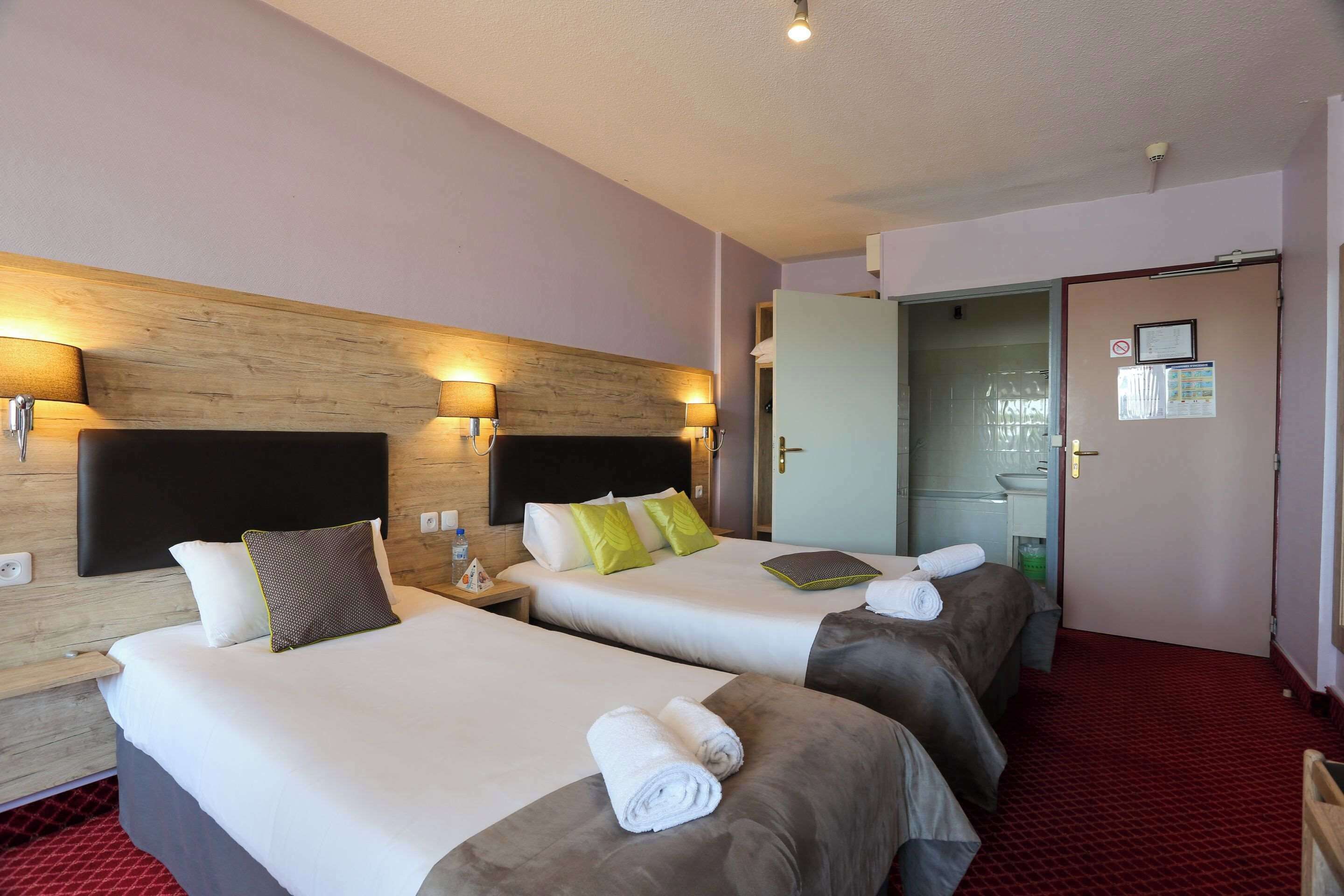 desk, free wifi, bed sheets, wheelchair access