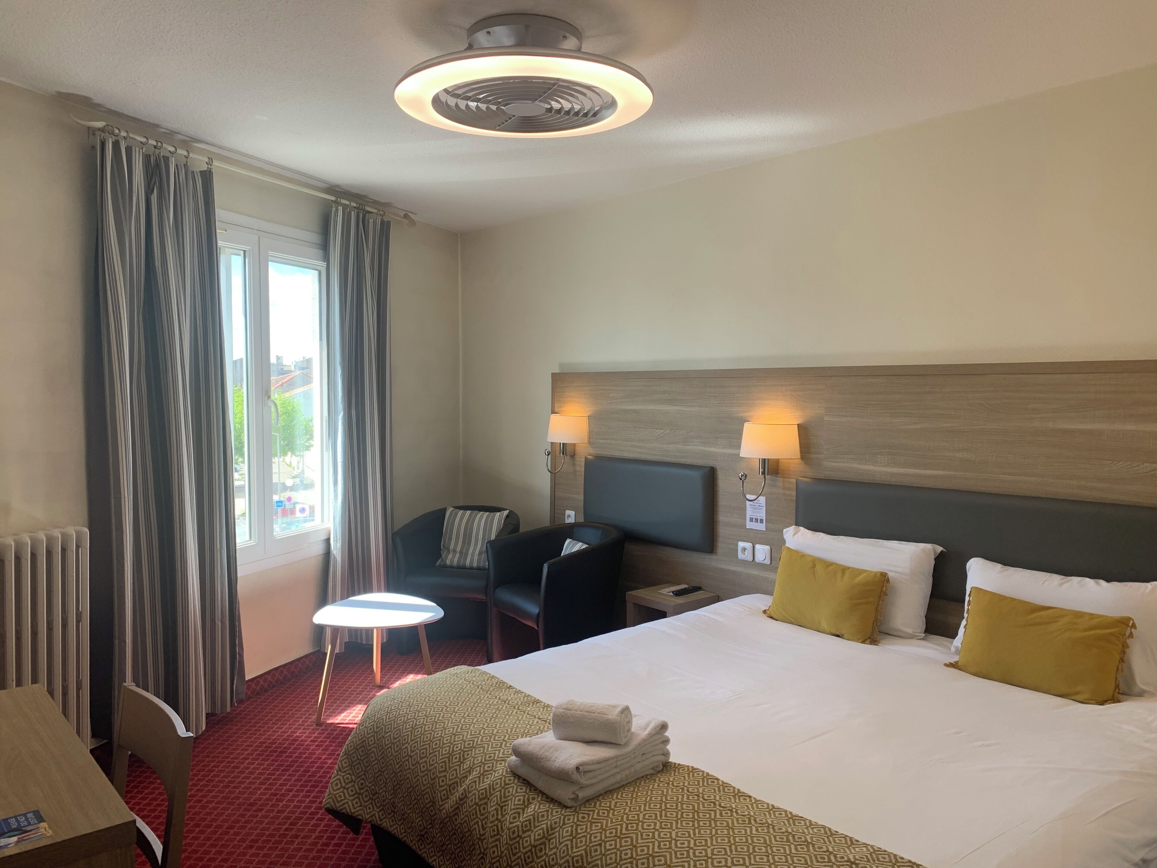 double room | desk, free wifi, bed sheets, wheelchair access