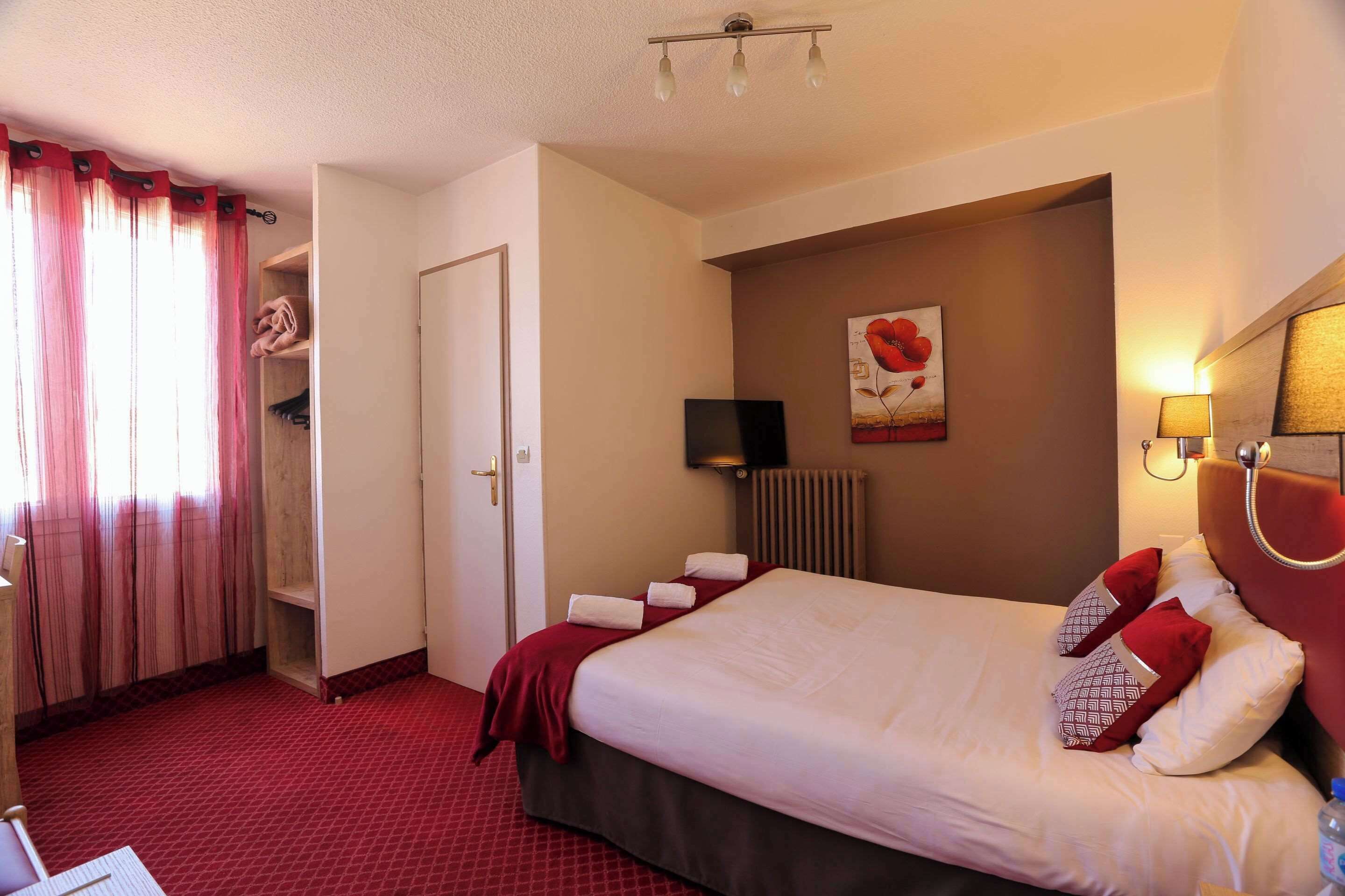 Escritorio, wifi gratis, ropa de cama y acceso para silla de ruedas 