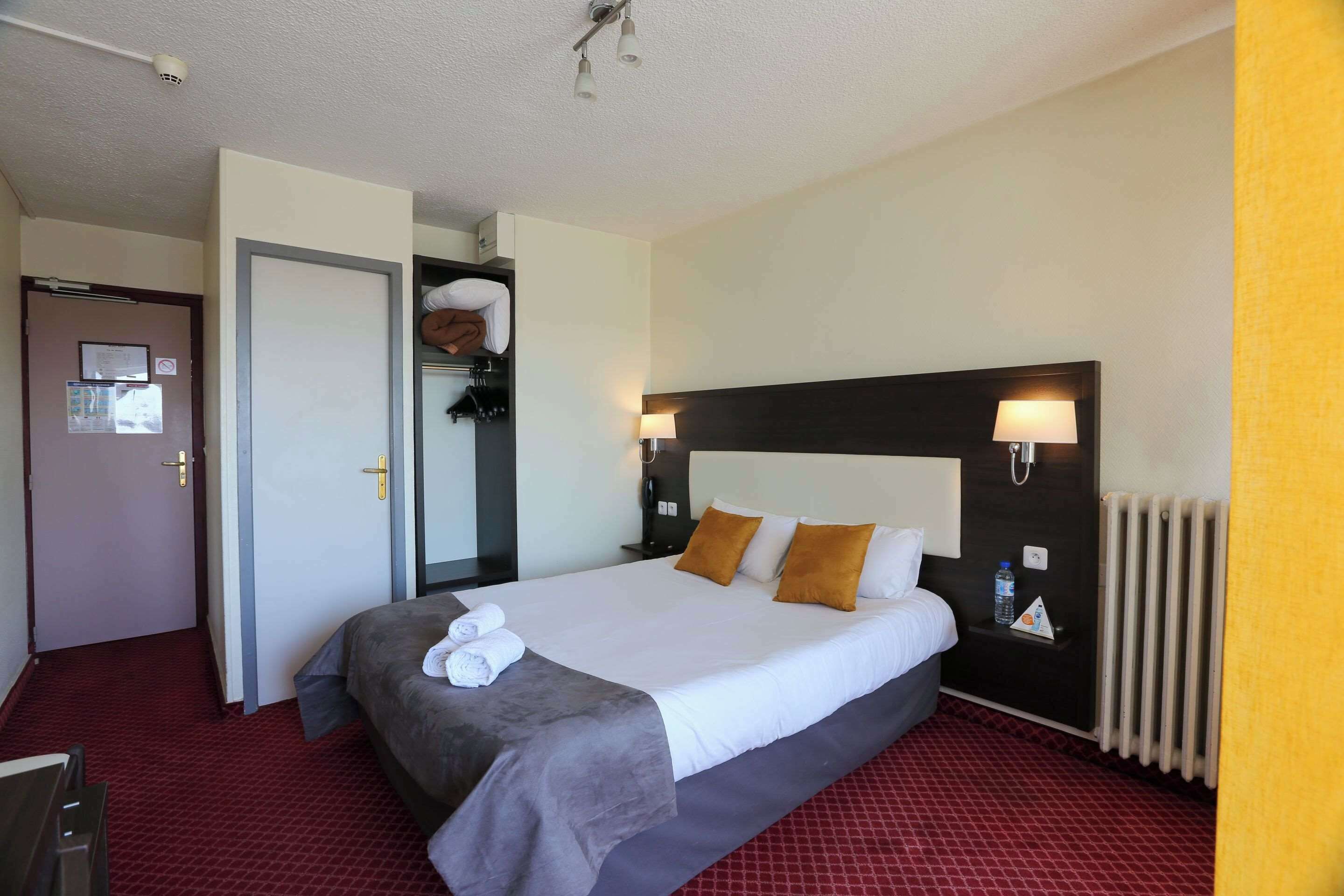 desk, free wifi, bed sheets, wheelchair access