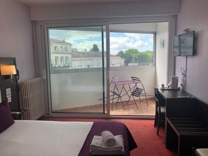 Double Room | Desk, free WiFi, bed sheets, wheelchair access - Brit Hotel Bleu Nuit (Saintes)