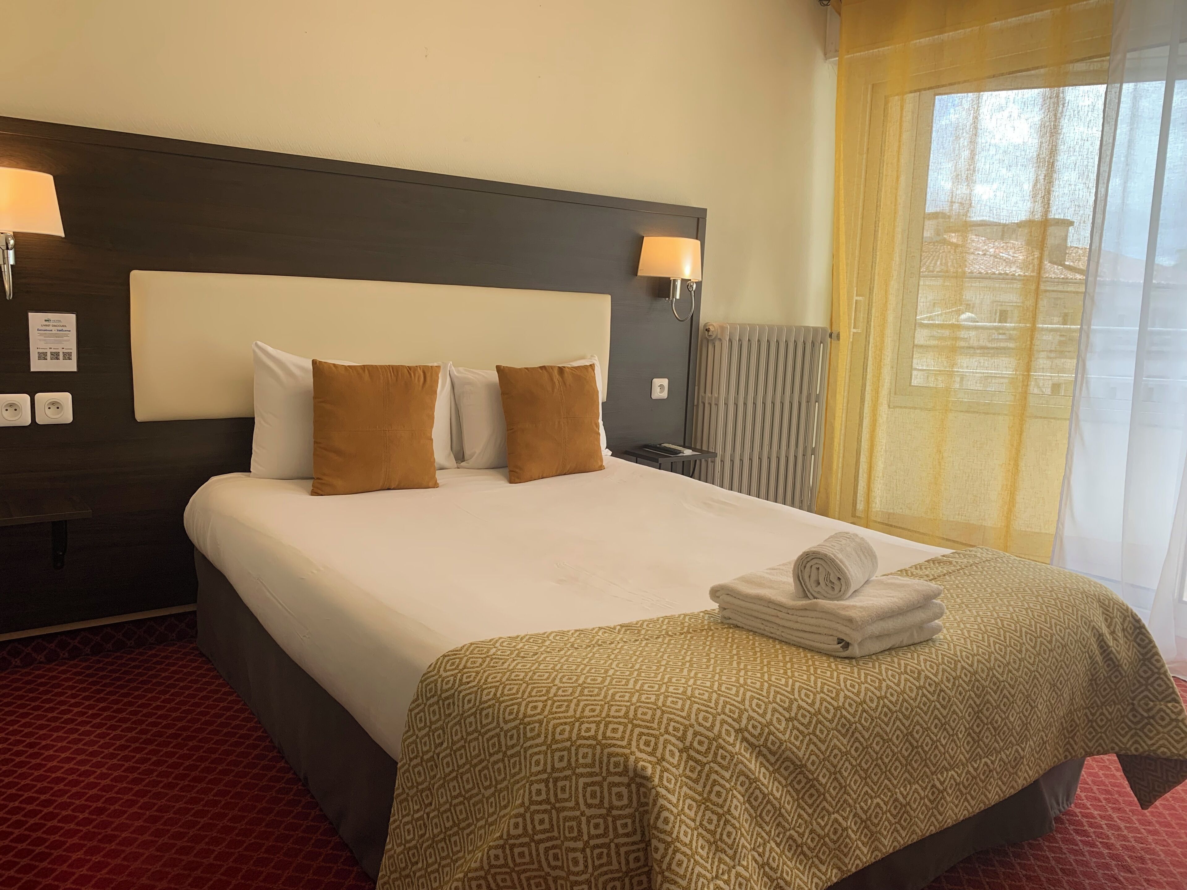 double room | desk, free wifi, bed sheets, wheelchair access